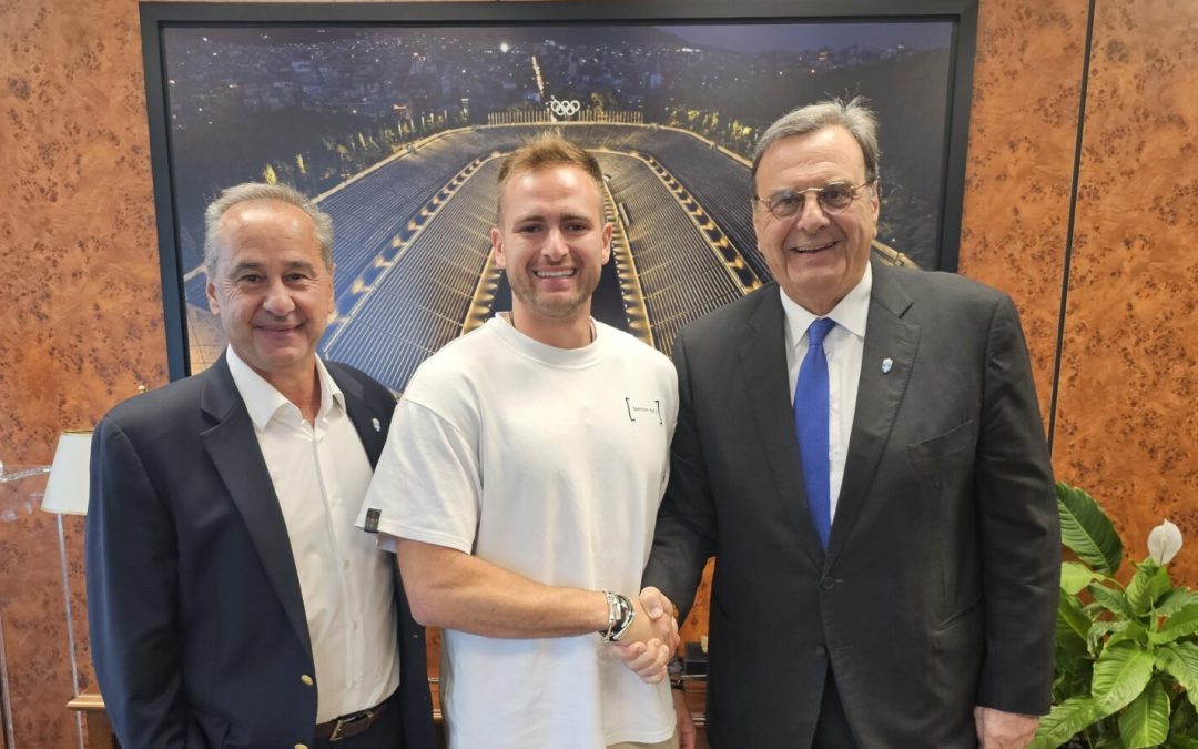 AJ Ginnis, primer portador de la antorcha olímpica para los Juegos de Invierno Milano-Cortina 2026